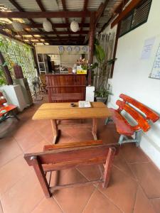 琅勃拉邦Ouis NamKhan Place House的一张木桌和两张椅子