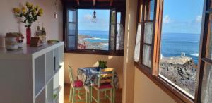 加拉奇科Marjul的厨房设有窗户和桌子,享有海景