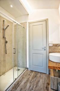 阿雷佐Villa Giuliana的带淋浴、水槽和门的浴室
