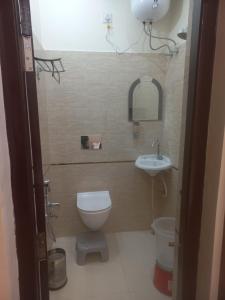 AyodhyaKalash Guest House的一间带卫生间和水槽的小浴室