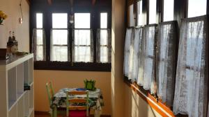加拉奇科Marjul的一间带桌子和窗户的用餐室