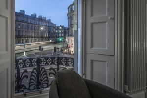 爱丁堡干草市场公寓的享有城市街道景致的窗户。
