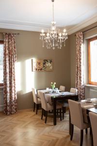 福森hideauts hotels Der Rosengarten的一间带桌椅和吊灯的用餐室