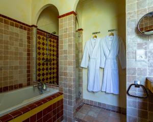 莱塞齐耶德泰阿克莱桑特奈尔酒店的带浴缸和2件白色浴袍的浴室。