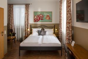 福森hideauts hotels Der Rosengarten的一间卧室,卧室内配有一张大床