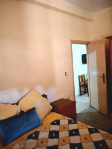 梅克内斯Appartement à Meknès的一间卧室配有一张带蓝色枕头的床