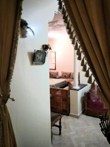 梅克内斯Appartement à Meknès的一间卧室配有一张床,墙上配有电视