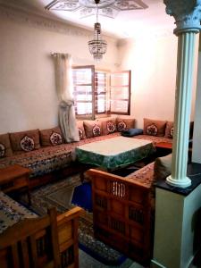 梅克内斯Appartement à Meknès的客厅配有沙发和桌子