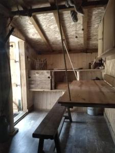 La cabane perchée du trappeur的厨房或小厨房