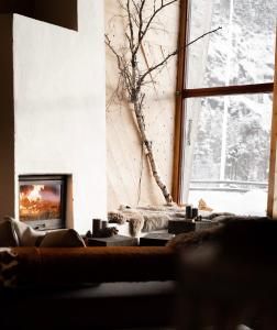 约尔珀兰Preikestolen BaseCamp的带沙发和壁炉的客厅