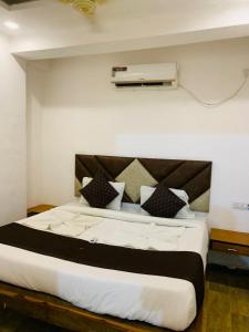 卡兰古特1 Bhk Apartment 200 mtr from beach的一间卧室配有一张大床,提供黑白枕头