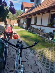 普鲁斯基Cztery Pory Warmii Pluski pokoje do wynajęcia的停在房子前面的自行车
