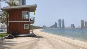 沙迦Smart Home Vacation Home- AYLA的海边的小建筑