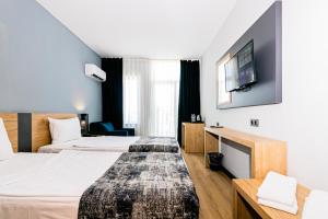 安塔利亚拉瑞世界酒店的一间酒店客房,设有两张床和电视