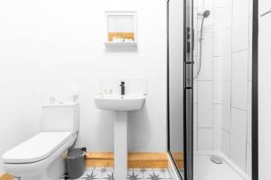 伯明翰Newtown Loft Apartment - Smart TV- WIFI - Parking 3NT的一间带水槽、卫生间和淋浴的浴室