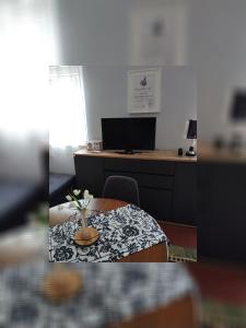 武科瓦尔Kuća za odmor Mirni kutak Vukovar的办公室,桌子,书桌,电脑