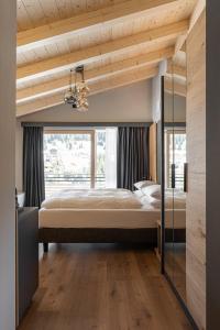 索拉加Garnì La Violetta的一张大床,位于带大窗户的房间里