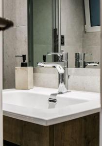 约阿尼纳Filigran II-Stylish Apartment with Free Parking的浴室设有水槽、镜子和水槽