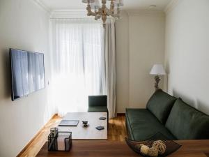 约阿尼纳Filigran II-Stylish Apartment with Free Parking的客厅配有绿色沙发和桌子