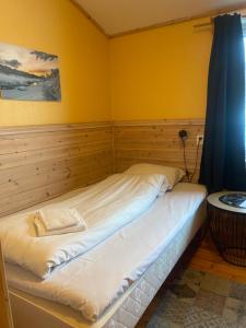 SilsandSkoghus的黄色墙壁的房间里一张床位