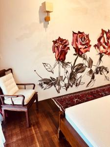 金马仑高原The White Horse的卧室的墙上挂着玫瑰画