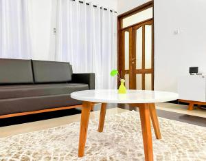 莫罗戈罗Elrad Residence Villa by Monalisa的客厅配有桌子和沙发