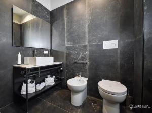 罗马Alba Rosa Rooms的黑色浴室设有卫生间和水槽