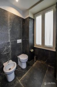 罗马Alba Rosa Rooms的一间带卫生间和水槽的浴室