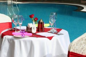兰纳加The Siyona Resort的一张桌子,上面放着酒杯和鲜花