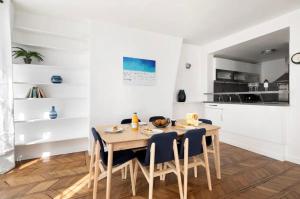 巴黎123paris city的厨房以及带木桌和椅子的用餐室。