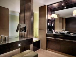 杜塞尔多夫Hyatt Regency Dusseldorf的一间带水槽和镜子的浴室
