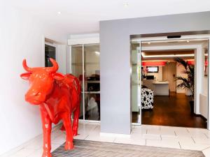 多勒舒瓦塞南多尔宜必思酒店的走廊里一头公牛的红色雕像