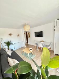阿格德角Appartement Cosy - Cap d'Agde proche plage et port - Parking的客厅配有沙发和桌子