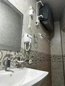 UzbankintyGulnora HOTEL的一间带水槽和镜子的浴室