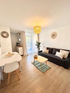 阿格德角Appartement Cosy - Cap d'Agde proche plage et port - Parking的客厅配有沙发和桌子