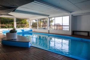 金德拜恩金德拜恩雪谷度假村的一个带窗户的房间,有一个大型游泳池