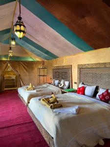 梅尔祖卡Desert Luxury Camp Experience的一间帐篷内带两张床的卧室