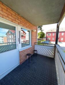恩舍尔兹维克Rentalux Apartments in Örnsköldsvik的阳台设有长凳和2扇窗户。