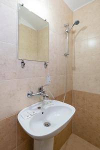 ZaseleЕлата的浴室设有白色水槽和镜子