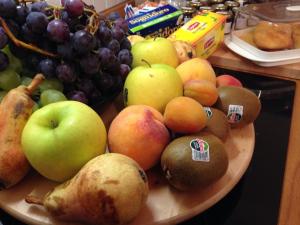 斯坎诺Bed & Breakfast Al Ponte的桌上一盘水果和蔬菜