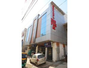 钱德加尔Hotel Ess Pee 91, Chandigarh的前面有停车位的建筑