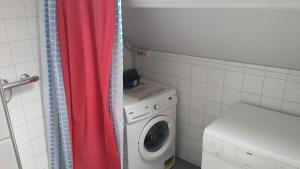 埃因霍温Single bed in quiet area的洗衣房配有洗衣机和洗衣机
