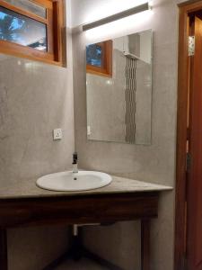 本托塔Orchid Dream的浴室设有白色水槽和镜子