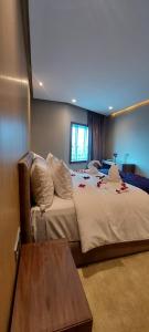 马拉喀什阿尔马斯酒店的一间卧室配有一张大床和一张沙发