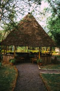 卡拉图Patamu Restaurant & Lodge的下方设有桌椅的大型草屋