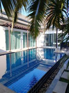卡马拉海滩Kamala pool Villa的房屋前的游泳池