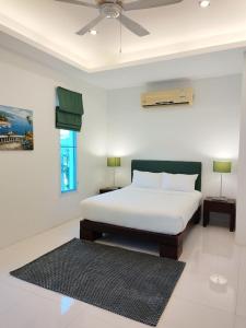 卡马拉海滩Kamala pool Villa的一间卧室配有一张床和吊扇