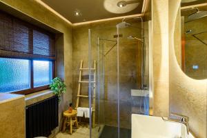 博登斯多夫Landhaus BERGSEE的带淋浴和玻璃淋浴间的浴室