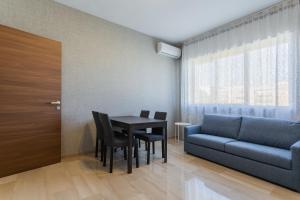 巴里Fifty-One Guesthouse by Apulia Accommodation的客厅配有桌子和沙发