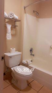 布朗宁湖戴斯套房酒店的一间浴室